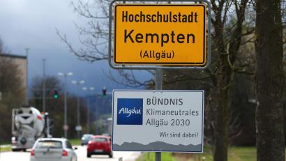 Bild: Karl-Josef Hildenbrand/dpa
Wegen des Einsatzes wurde die Bundesstraße 12 in Kempten zeitweise gesperrt. (Archivbild)