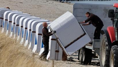 Bild: Bernd Wüstneck/dpa
Erste Strandkörbe am Ostseestrand