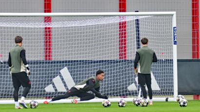 Bild: Malin Wunderlich/dpa
Leonard Prescott (M) testet im Training den Ernstfall.