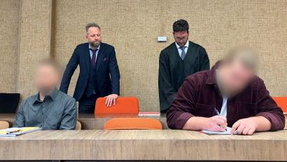 Bild: Britta Schultejans/dpa
Die beiden Angeklagten schwiegen zunächst. (Archivbild)