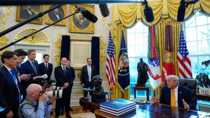 Bild: Julia Demaree Nikhinson/AP/dpa
Vor Journalisten deutete Trump eine mögliche „Übernahme“ Kubas an.