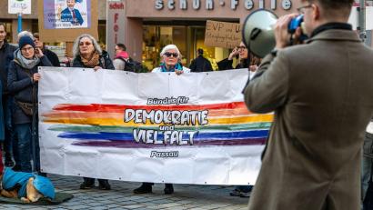 Bild: Armin Weigel/dpa
Demonstration des „Passauer Bündnisses für Demokratie und Vielfalt“ protestierten gegen EVP-Chef Weber und eine Zusammenarbeit der EVP mit der AfD im EU-Parlament.