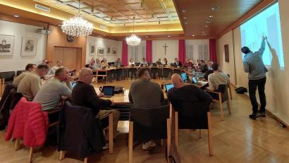 Bild: mfh
Landschaftsarchitekt Christopher Trepesch (rechts) stellte dem Stadtrat eine Parkplatzvariante zwischen Friedhof und Kindergarten vor.