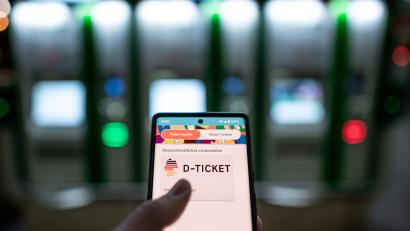 Bild: Fabian Strauch/dpa
Mehr als 14 Millionen Menschen nutzen das Deutschlandticket derzeit. (Symbolbild)