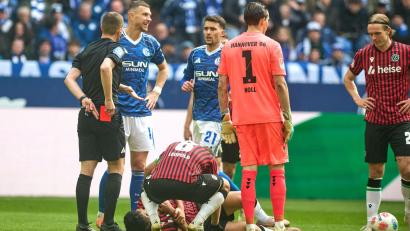 Bild: Bernd Thissen/dpa
Nachdem er den Hannoveraner Husseyn Chakroun mit dem hohen Fuß getroffen hatte, wurde Edin Dzeko des Feldes verwiesen.