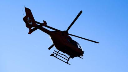 Bild: Julian Stratenschulte/dpa
Kurz nach dem Unfall ist ein Rettungshubschrauber ausgerückt. (Symbolbild)