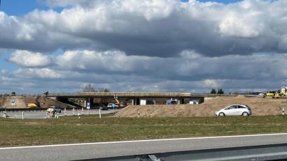 Bild: ihl
Derzeit wird alles für den Abriss der Brücke über die A 93 vorbereitet. Sie muss für einen Neubau Platz machen.