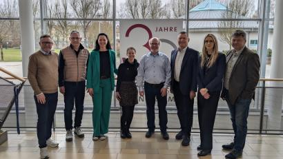 Bild: ACC / Verena Fitzgerald
Von links: Christoph Rolf, Anton Lottner, Simone Prechtl, Sandra Dehling, Thomas Appel, Wolfgang Streich, Erika Sauerwein, Karlheinz Brandelik. Auf einer Pressekonferenz wurden die Infos zum Jubiläum erläutert.