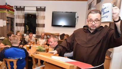 Bild: Norbert Weis
Starkbierredner Bruder Barnabas prostet mit seinem Krug den Zuhörern zu.