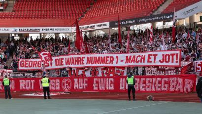 Bild: Daniel Löb/dpa
Fans von Fortuna Düsseldorf erinnern beim Spiel in Nürnberg an den gestorbenen früheren Torwart Georg Koch. (Archivbild)