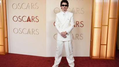 Bild: Jordan Strauss/Invision/AP/dpa
Timothée Chalamet posiert mit Sonnenbrille bei den Oscars 2026.