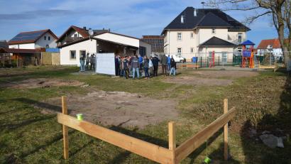 Bild: ak
Das Neubaugelände schließt sich an die Kindertagesstätte und das Feuerwehrhaus an. Zum Spatenstich waren auch die Anwohner eingeladen.