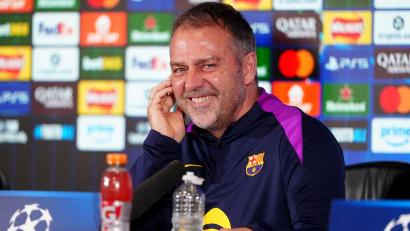 Bild: Owen Humphreys/PA Wire/dpa
Hansi Flick bleibt weiter in Barcelona. (Archivbild)