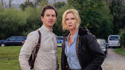 Bild: Stefanie Leo/RTL/dpa
Birgit Reincke (Veronica Ferres) und Jonas Becker (Tim Oliver Schultz) ermitteln in „Tiefe Schluchten“, dem dritten Fall der RTL-Reihe „Alpentod – Ein Bergland-Krimi“.