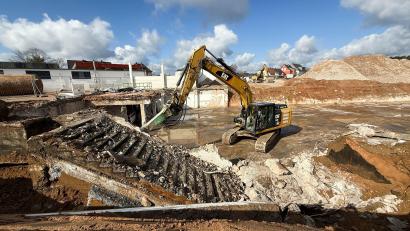 Bild: Gabi Schönberger
Vom Real-Markt in der Neustädter Straße ist nicht mehr viel übrig. Einige Bauschuttberge warten noch auf ihre fachgerechte Entsorgung. Die Brache im Norden der Stadt wird nicht lange bestehen. Die Rewe-Group will auf dem Grundstück einen neuen Supermarkt errichten.
