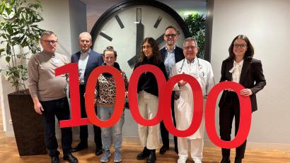 Bild: Kathrin Schmidt/Sparkasse Amberg-Sulzbach
Gemeinsam über die Spende freuen sich Klinikumsleitung Manfred Wendl (von links), Stiftungsexperte Edgar Rauch, Psychologin Stefanie Ochsenkühn, Lisa Lukas vom Sozialdienst, Vorstandsvorsitzender Thomas Pickel, Chefarzt Dr. Andreas Fiedler und Vorstandsmitglied Sonja Kalb.