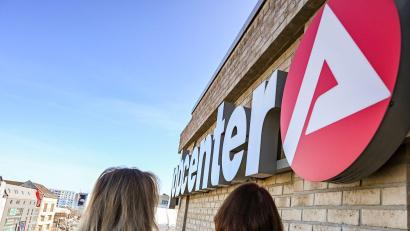 Bild: Jens Kalaene/dpa
So bewerten Langzeitarbeitslose nach einer Studie ihre Besuche im Jobcenter. (Archivbild)