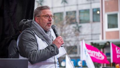 Bild: Daniel Vogl/dpa
Der Vorsitzende des Bayerischen Beamtenbundes, Rainer Nachtigall, macht seit Wochen Stimmung gegen die geplante Verzögerung bei der Tariferhöhung im öffentlichen Dienst. (Archivbild)