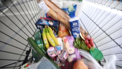 Bild: Bernd Weißbrod/dpa
Klimaschutz mit Messer und Gabel: Was wir essen, hat immensen Einfluss auf unsere CO2-Bilanz. (Symbolbild)