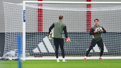 Bild: Malin Wunderlich/dpa
Jonas Urbig beim Abschlusstraining in Aktion, links Manuel Neuer.