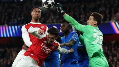 Bild: Ian Walton/AP/dpa
Hielt Bayer lange im Spiel: Torhüter Janis Blaswich (r.)