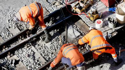 Symbolbild: Roland Weihrauch/dpa
Auf der Bahnstrecke zwischen Windischeschenbach und Neustadt/WN müssen derzeit Schwellen ausgetauscht werden. Dadurch kann es zu Zugausfällen, Behinderungen und Schienenersatzverkehr kommen.