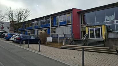 Bild: prh
Bereits seit 30 Jahren gibt es das Schulgebäude der St.-Felix-Schule in der Josef-Blau-Straße. Das Gebäude ist versetzt angeordnet, klar strukturiert, übersichtlich und hell.