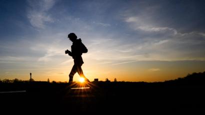 Bild: Symbolbild Julian Stratenschulte
Die Polizei in Forchheim hat einen 18-Jährigen gefasst, der illegal Frauen beim Joggen gefilmt haben soll.