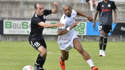 Archivbild: Hubert Ziegler
Arlind Morina (links, hier in einem Spiel gegen die DJK Gebenbach) verlässt nach der Saison den SV Fortuna Regensburg und schließt sich dem ASV Burglengenfeld an.