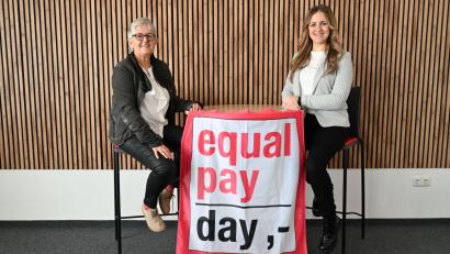 Bild: Eva Plößner
Zusammen machen sich Gleichstellungsbeauftragte Helga Forster (links) und ihre Kollegin Christina Süß von der Agentur für Arbeit in Schwandorf für Chancengleichheit stark – beispielsweise indem sie auf die Lohnunterschiede zwischen Mann und Frau hinweisen.