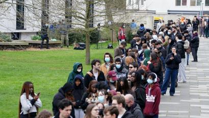 Bild: Gareth Fuller/PA Wire/dpa
Menschen stehen an, um vorsorglich Antibiotika zu erhalten.