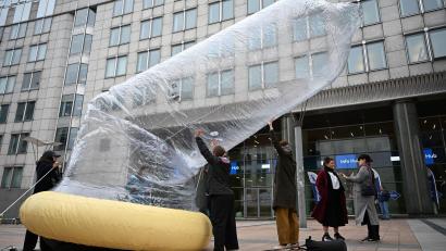 Bild: Markus Lenhardt/dpa
Das Kondom ist mit Luft gefüllt.