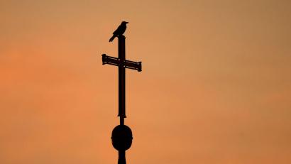Bild: Julian Stratenschulte/dpa
Der Fall einer Beraterin bei einem katholischen Verein beschäftigt das höchste europäische Gericht. (Archivbild)