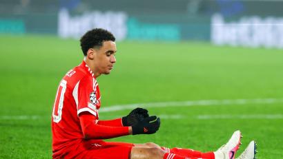 Bild: Jan Woitas/dpa
Jamal Musiala sitzt in Bergamo am Boden. Der Nationalspieler hat wieder Probleme am operierten linken Bein. (Archivbild)