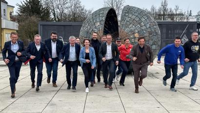 Bild: Stephan Huber
Die Offiziellen gehen mit gutem Vorbild voran: Sie starten durch, um für den Firmenlauf Amberg-Sulzbach zu werben. Mit dabei unter anderem: Viola Vogelsang-Reichl (Vierte von rechts; Oberpfalz Medien), Franz Badura (Vierter von links; Ambergs 3. Bürgermeister) sowie Stefan Frank (Dritter von links; Bürgermeister Sulzbach-Rosenberg).