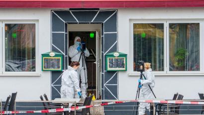 Bild: Andreas Arnold/dpa
Fahnder sichern Spuren.