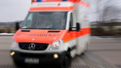 Bild: Stephan Jansen/dpa
Der Rettungsdienst rückte zu der Unfallstelle aus. (Symbolbild)