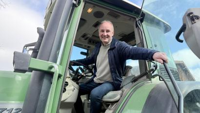 Bild: Gabi Schönberger
Georg Bocka aus Waldthurn sitzt bald nicht nur auf dem Traktor. Der neu gewählte Bürgermeister wird am 4. Mai an seinem Schreibtisch im Rathaus Platz nehmen.