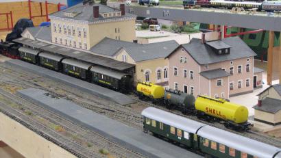 Bild: knh
Im Bahnhof von Wiesau steht der „Steinwald-Express“.