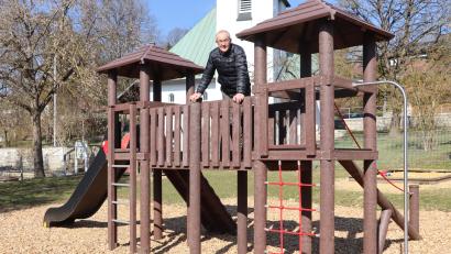 Bild: mrr
Bürgermeister Erwin Geitner freut sich über den neuen Spielturm: "Der Markt Rieden wird zeitnah auch in weitere Erneuerungen von Spielplätzen im Gemeindegebiet investieren."