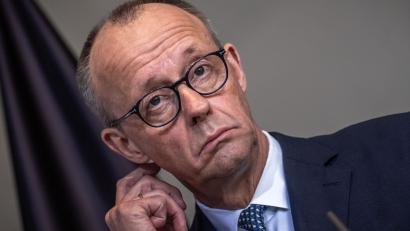 Bild: Michael Kappeler/dpa
Klare Worte, keinen diplomatischen Floskeln: Kanzler Friedrich Merz (CDU) äußert sich bei einem Treffen mit seinem niederländischen Amtskollegen zu den Forderungen von US-Präsident Donald Trump nach Nato-Unterstützung zur Sicherung der Schifffahrt durch die Straße von Hormus.