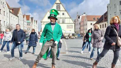 Bild: Kunz
Die Weiden City Line Dancer am St. Patricks Day beim Flashmob vor dem Alten Rathaus.