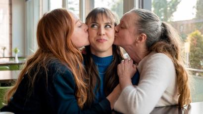 Bild: Stefanie Knebel/ARD/BR/Bildmanagement/dpa
Balbina Augustin (Brigitte Hobmeier, links), Hedwig Schaller (Alina Schaller, Mitte) und Inka Schaller (Gerti Drasl) stehen zusammen in einer Szene der Komödie „So haben wir Dich nicht erzogen“.