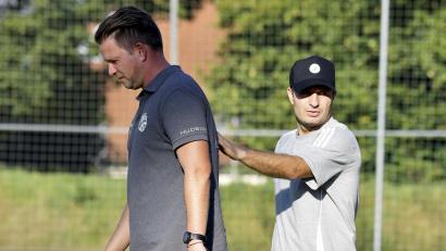 Archivbild: Hubert Ziegler
Arber Morina (rechts/hier mit dem ehemaligen Coach der DJK Gebenbach, Kai Hempel) bleibt auch in der kommenden Saison Trainer bei Fortuna Regensburg.