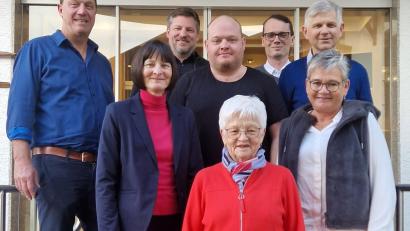 Bild: mab
Anne Nißl (vorne Mitte) feiert mit ihrer Familie und separat mit Vereinsfreunden ihren halbrunden Geburtstag. Auch Pfarrer Maximilian Moosbauer und Bürgermeister Peter Neumeier gratulierten herzlich.