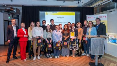 Bild: Julia Petersen
Schleswig-Holsteins Ministerpräsident Daniel Günther (links) gratulierte den Preisträgern der Berufsfachschule für Pflegeberufe NEW Life zu ihrem gelungenen Wettbewerbsbeitrag gegen Rassismus.