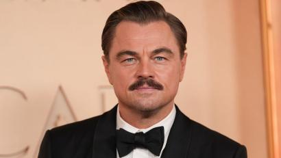Bild: Gregory Bull/Invision/AP/dpa
Leonardo DiCaprio mit Schnauzer bei den Oscars 2026 - das sorgte für Gesprächsstoff. (Archivbild)