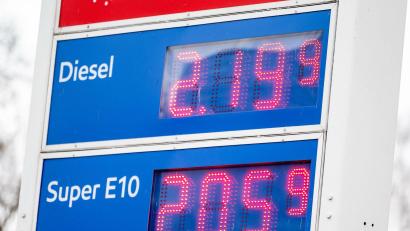 Bild: Fabian Sommer/dpa
Der Liter Diesel kostet derzeit an der Tankstelle über 2 Euro. (Symbolbild)