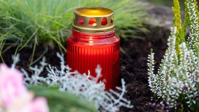 Symbolbild: Sven Hoppe/dpa
Die Waldthurnerin Waldtraud Jentsch findet in Oberbayern ihre letzte Ruhe.