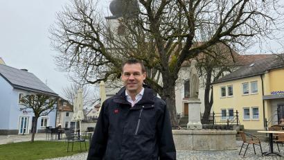 Bild: lnz
Andreas Malzer auf dem Therese-Neumann-Platz in Konnersreuth: Der 57-Jährige tritt im Mai das Bürgermeisteramt in der Marktgemeinde an.